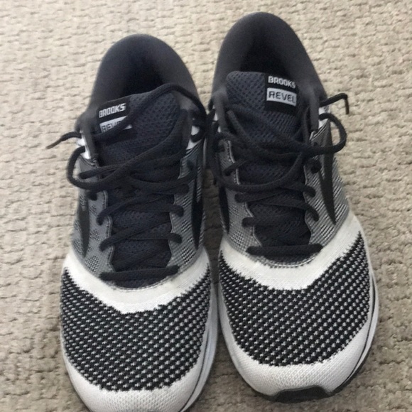 mens black brooks running shoes